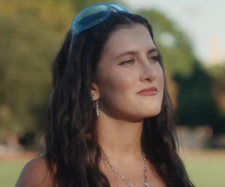 Camila Ramon's new song & music video for "No Hay Fotos"